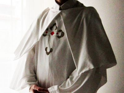 Make a Pope of Rome costume out of a sheet – Upcycle project – Funny Date idea